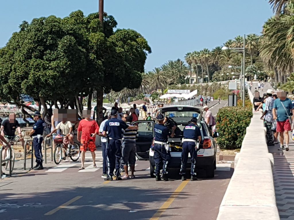 Rifiuta di identificarsi, venditore abusivo accompagnato al comando