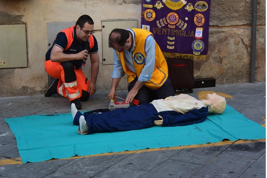 A BORDIGHERA E VENTIMIGLIA LA FESTA DEI 100 ANNI DEI LIONS CLUB CON UNA NUOVA AIUOLA, UN GIARDINO E UN DEFIBRILLATORE NELLA CITTA’ ALTA