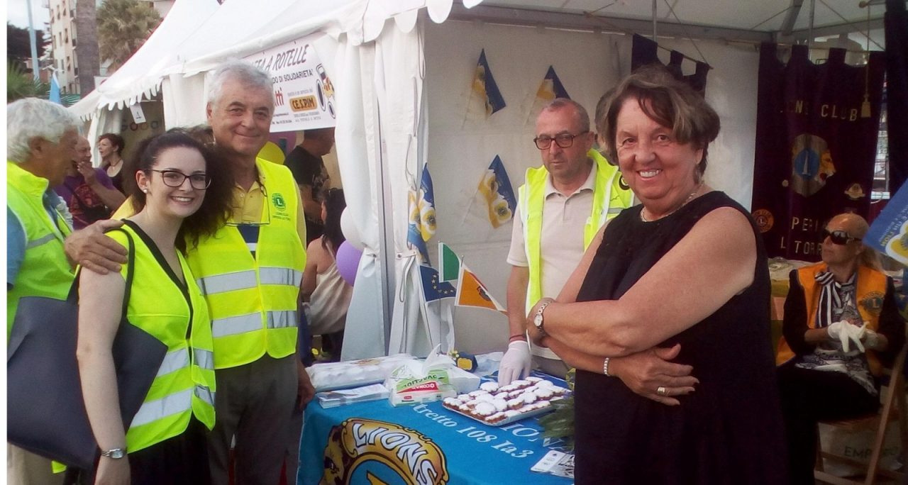A Imperia i Lions hanno festeggiato il loro centenario a San Giovanni offrendo dolci