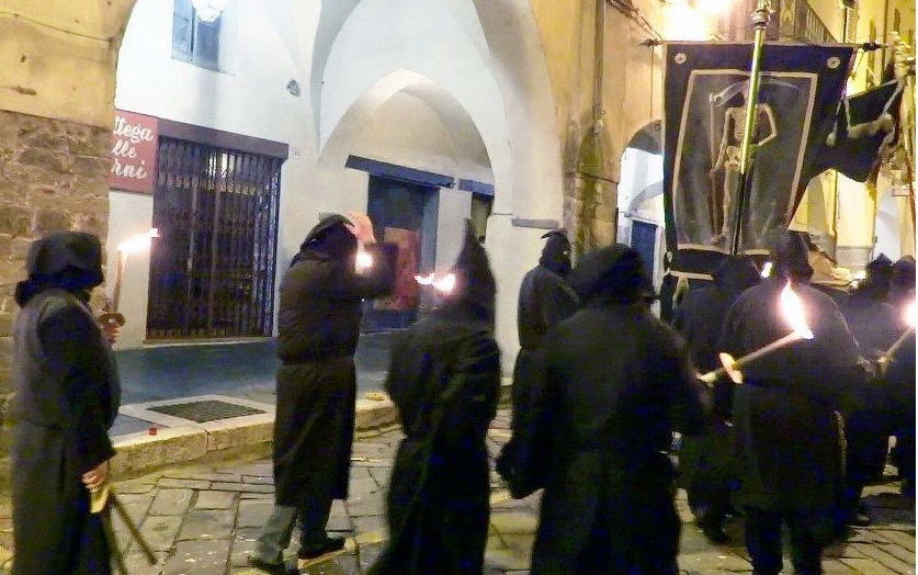 A Pieve di Teco si celebra il Venerdì Santo con la venerabile arci confraternita della Buona Morte