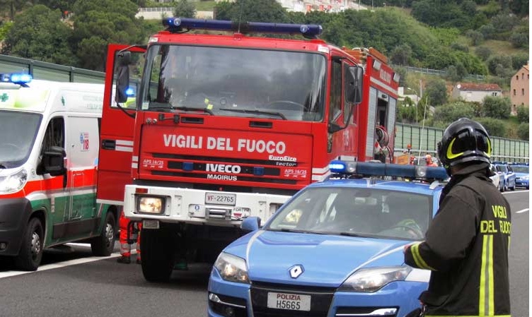 ANDORA: BRUCIA FERRARI DI UN MILANESE SULL’AUTOFIORI, MISTERO SULLE CAUSE DEL ROGO