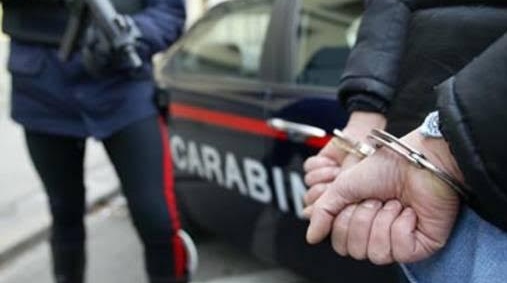 ARMI  E DROGA IN CASA: ARRESTATA GIOVANE COPPIA INCENSURATA