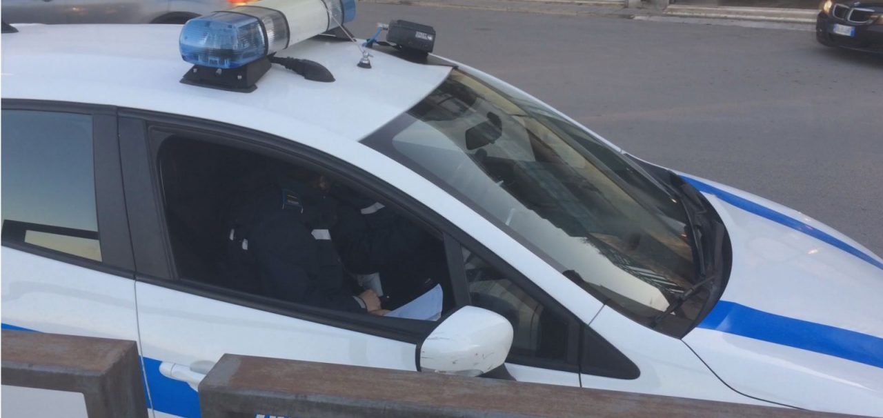 ATTACCA L’ADESIVO DELLA FRANCIA SULLA TARGA/ BECCATO DA AGENTE DELLA MUNICIPALE  UN  FURBETTO DELLO STREET CONTROL