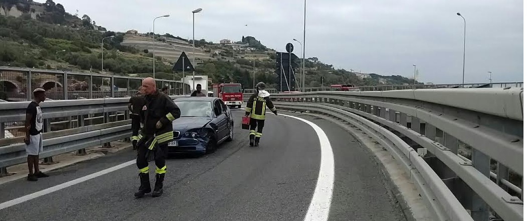 AUTO CONTRO GUARD RAIL IN AURELIA BIS/ FUORIUSCITA DI BENZINA DAL MOTORE