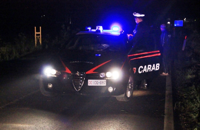 AUTO IN FUGA VERSO LA FRANCIA CON 9 CLANDESTINI, 4 STIPATI NEL BAGAGLIAIO/ 2 ARRESTI