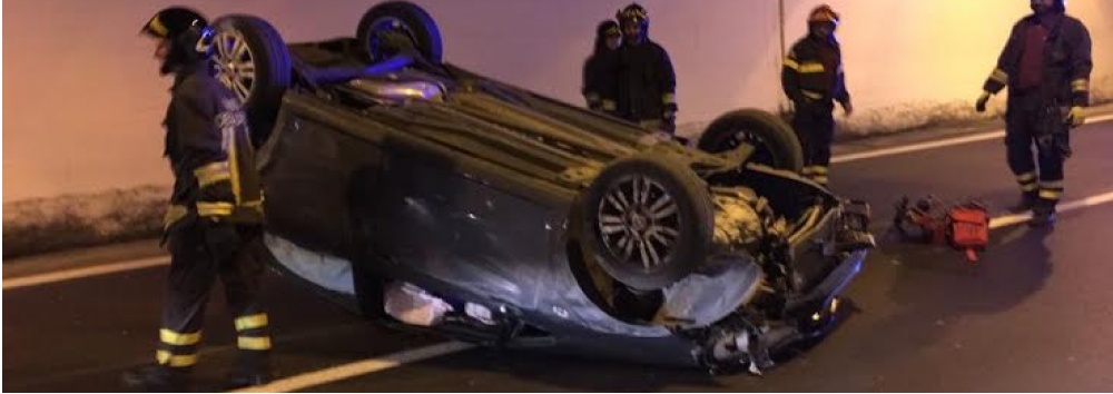 AUTO SI RIBALTA SULL’AURELIA BIS A SANREMO. FERITO IL CONDUCENTE, TRAFFICO A RILENTO TRA VALLE ARMEA E SAN MARTINO