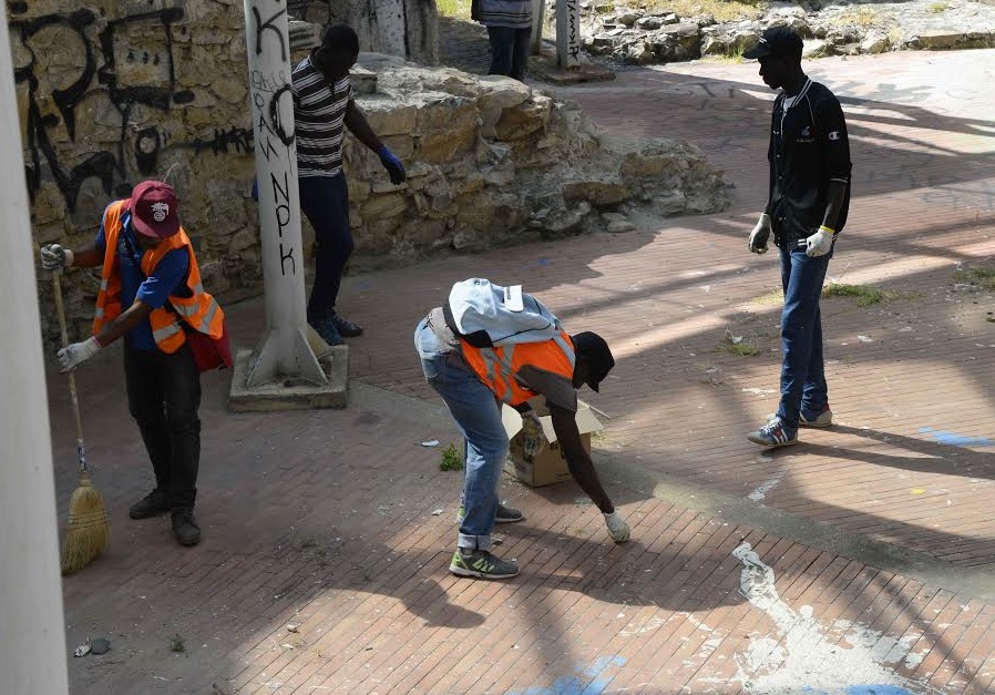 Al via i lavori di pulizia dei Giardini Toscanini con i migranti volontari