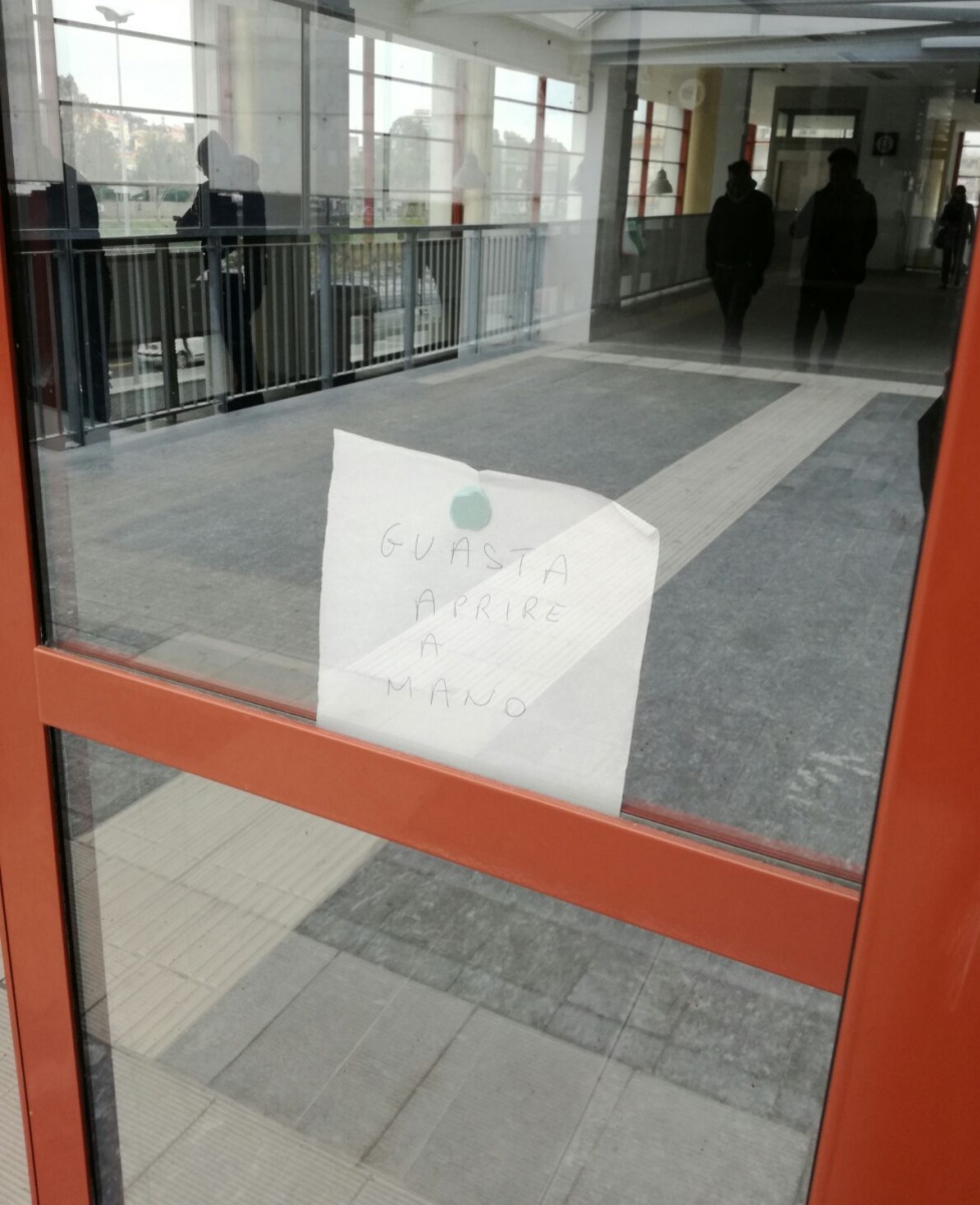 Alla stazione di Imperia: porta guasta ad appena due mesi dall’inaugurazione / Protestano gli utenti di Trenitalia
