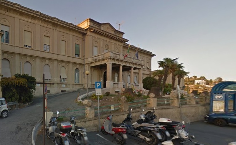Ancora in rianimazione con 11 fratture e versamento polmonare la ciclista urtata dallo sportello di un’auto