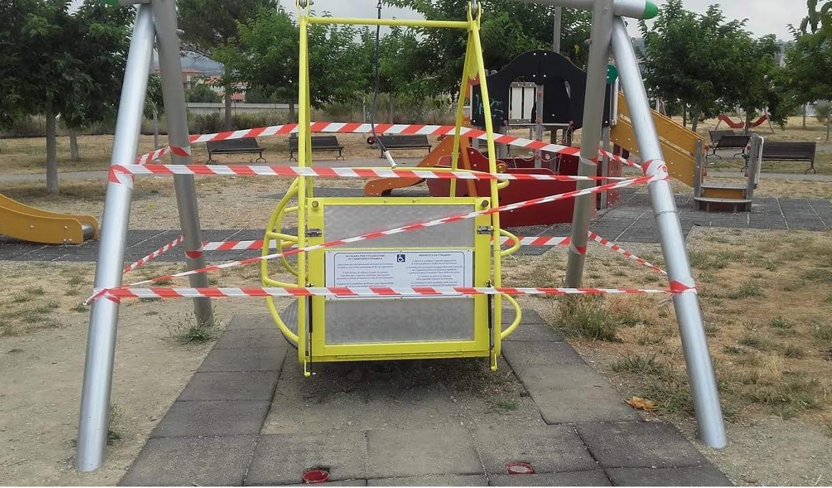 Ancora rotta l’altalena per i disabili, i genitori protestano sui social