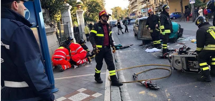 Ape incastrata tra due auto. Uomo in codice rosso al Borea