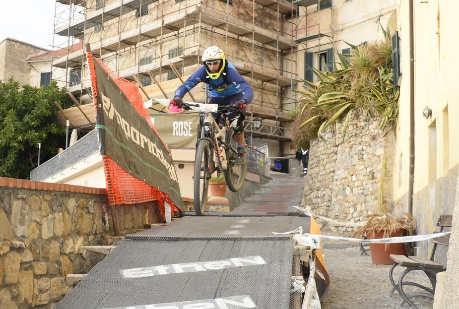 Aperte le iscrizioni per la spericolata gara ciclistica Urban Down Hill, tappa a Cervo, Imperia e Sanremo