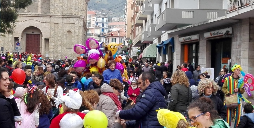 Arma di Taggia: non basta un giorno grigio a fermare il Carnevale