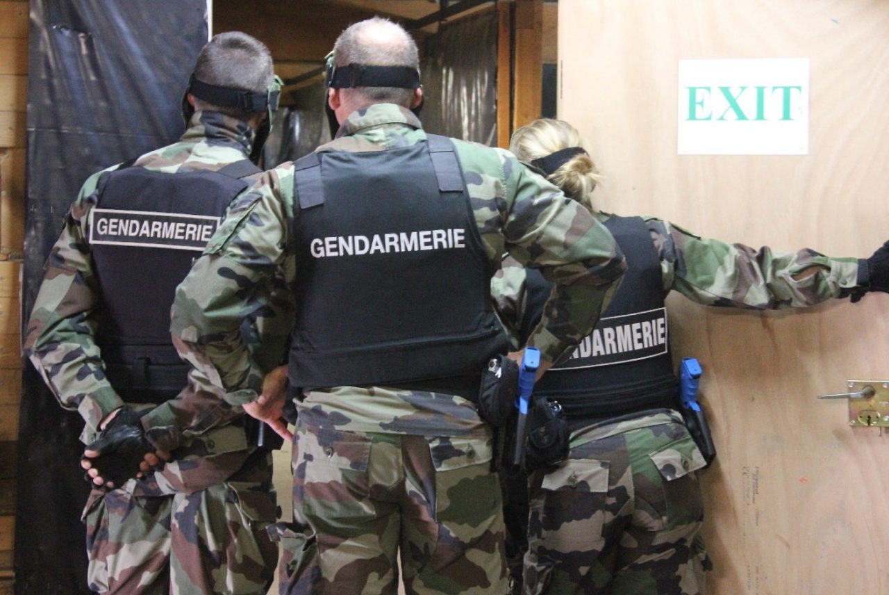 Armati fino ai denti per sopravvivere alla Terza Guerra Mondiale: arrestati a Cap d’Ail padre e figlio