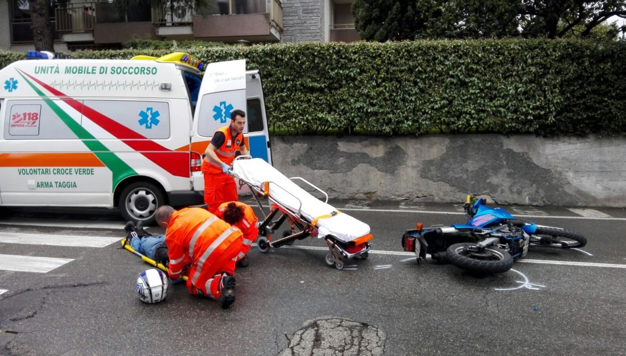 Asfalto viscido per la pioggia e manto stradale rovinato: 2 incidenti in pochi minuti ad Arma