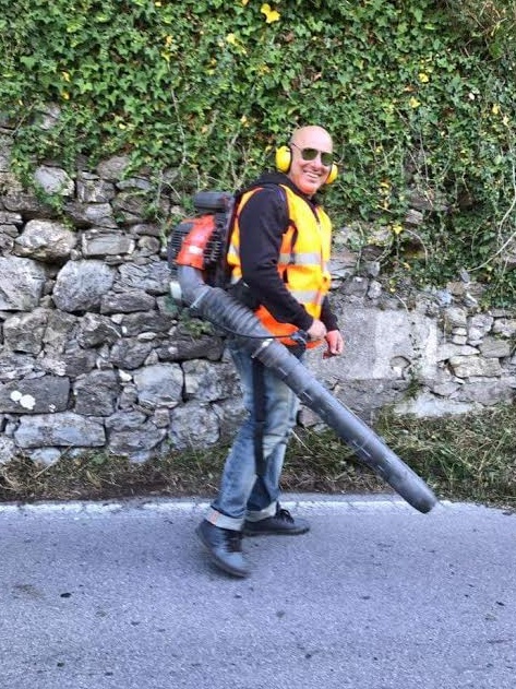 Assessore e volontari a pulire le strade della Valle Argentina