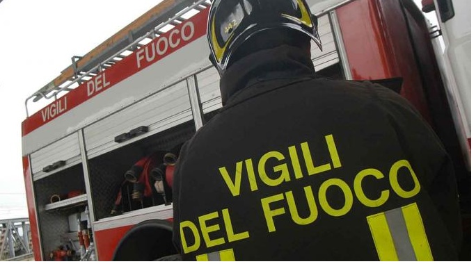 Auto prende fuoco fuori da San Ludovico a Ventimiglia, illesa coppia di giovani