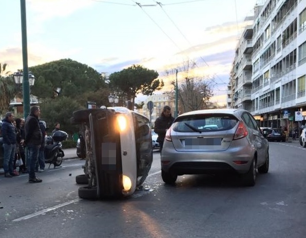Fiat 600 ribaltata in corso Orazio Raimondo, tre auto coinvolte. Nessun ferito