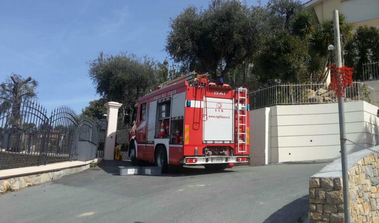BORDIGHERA: CADE DA MURETTO NEL CANTIERE DI UNA VILLA/ GRAVE GEOMETRA SANREMESE