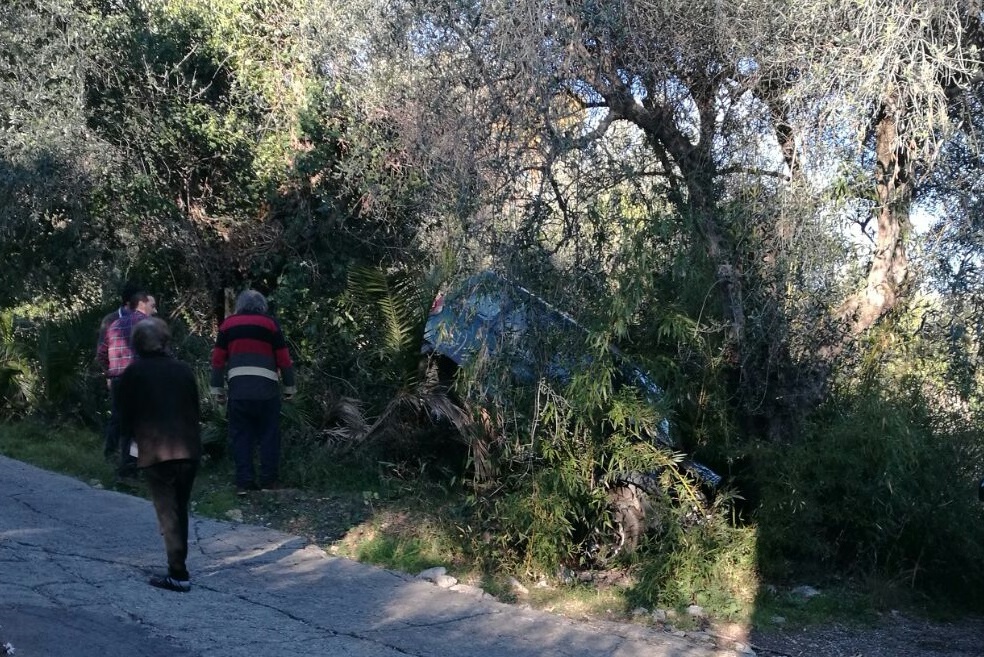 BORDIGHERA: CON L’AUTO NEGLI ULIVI, 78ENNE RISCHIA DI FINIRE NELLA SCARPATA