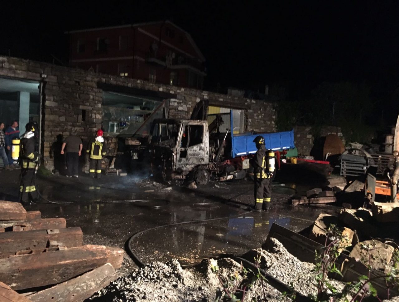 BRUCIA UN CAMION A ISOLABONA: PROBABILE ATTENTATO INCENDIARIO/ INDAGANO I CARABINIERI/ VIDEO