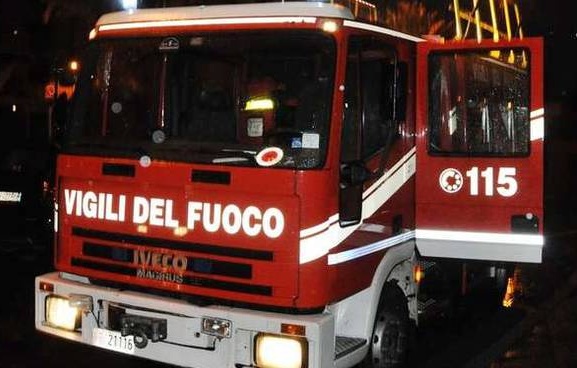 BRUCIANO DUE CASSONETTI A VENTIMIGLIA E VALLECROSIA
