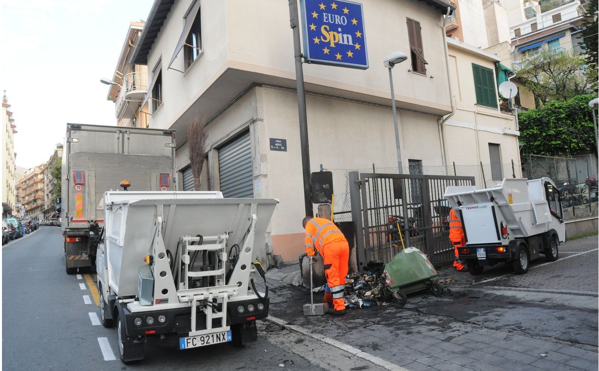 BRUCIATO UN CASSONETTO VICINO AL SUPERMERCATO EUROSPIN DI SANREMO