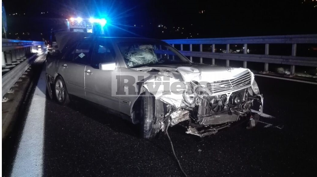BRUTALE SCHIANTO SULL’A10: AUTO DISTRUTTA, 2 FERITI/ ANDAVANO DAL NEONATO FIGLIO DEL CUGINO