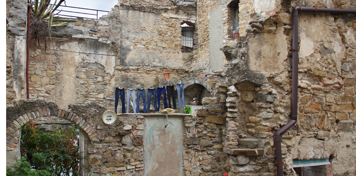 BUSSANA VECCHIA: IL DEMANIO CHIEDE LA REVOCA DI TUTTE LE LICENZE COMMERCIALI E GLI ARRETRATI DEGLI AFFITTI DELLE CASE