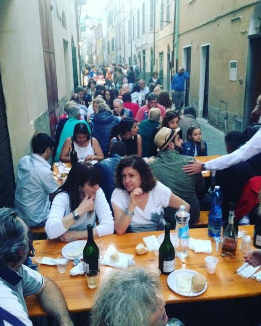 Bagno di folla per la “sagra della paella” a Borgomaro