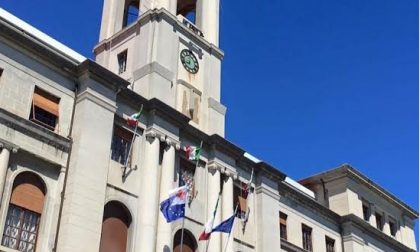 Bandiera della Croce Rossa svetta sul municipio di Imperia