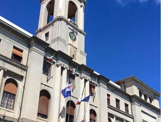 Bandiera della Croce Rossa svetta sul municipio di Imperia