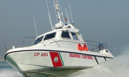 Si spezza l'albero e la barca resta alla deriva: 69enne tratto in salvo dalla Guardia Costiera