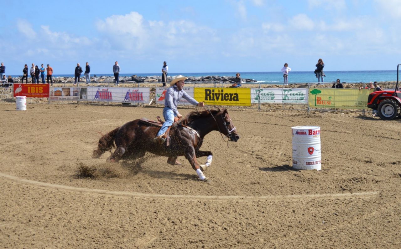 IL BATTESIMO DELLA SELLA PER I BAMBINI IN SPIAGGIA AD ARMA. VENERDI’ SI APRE UFFICIALMENTE IL BARREL ON THE BEACH