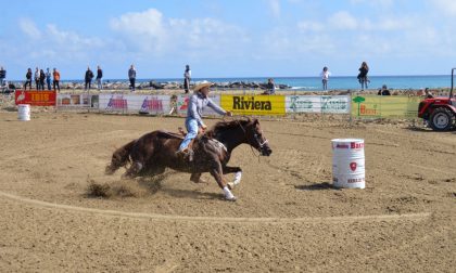 IL BATTESIMO DELLA SELLA PER I BAMBINI IN SPIAGGIA AD ARMA. VENERDI' SI APRE UFFICIALMENTE IL BARREL ON THE BEACH