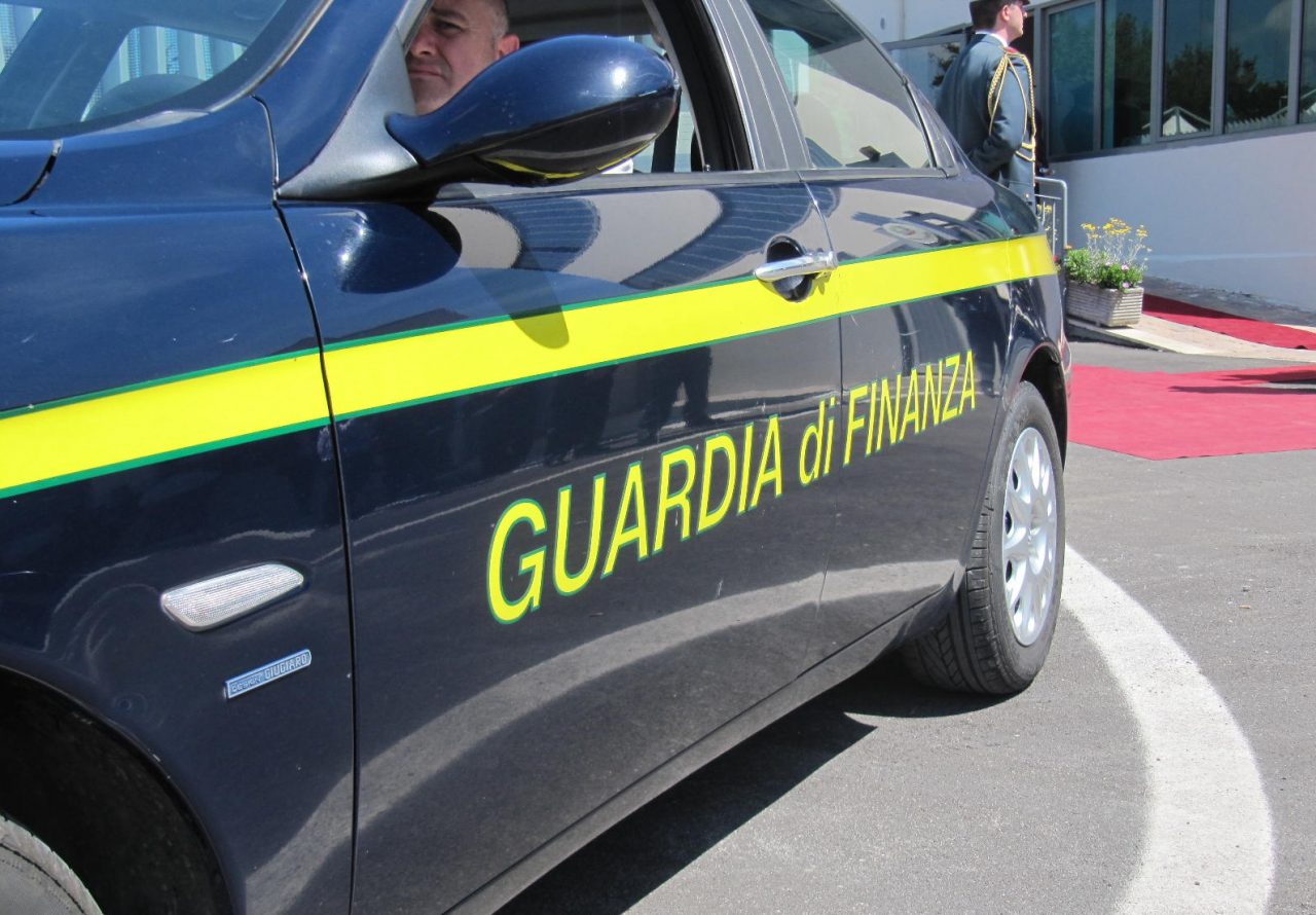 Beccato dalla Finanza con un chilo di cocaina immersa nel serbatoio dell’auto