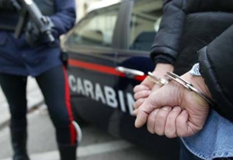 Beccato in flagranza da un carabiniere fuori servizio mentre ruba in negozio sportivo