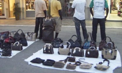 Blitz al mercato del venerdì, decine di venditori abusi denunciati dalla Polizia