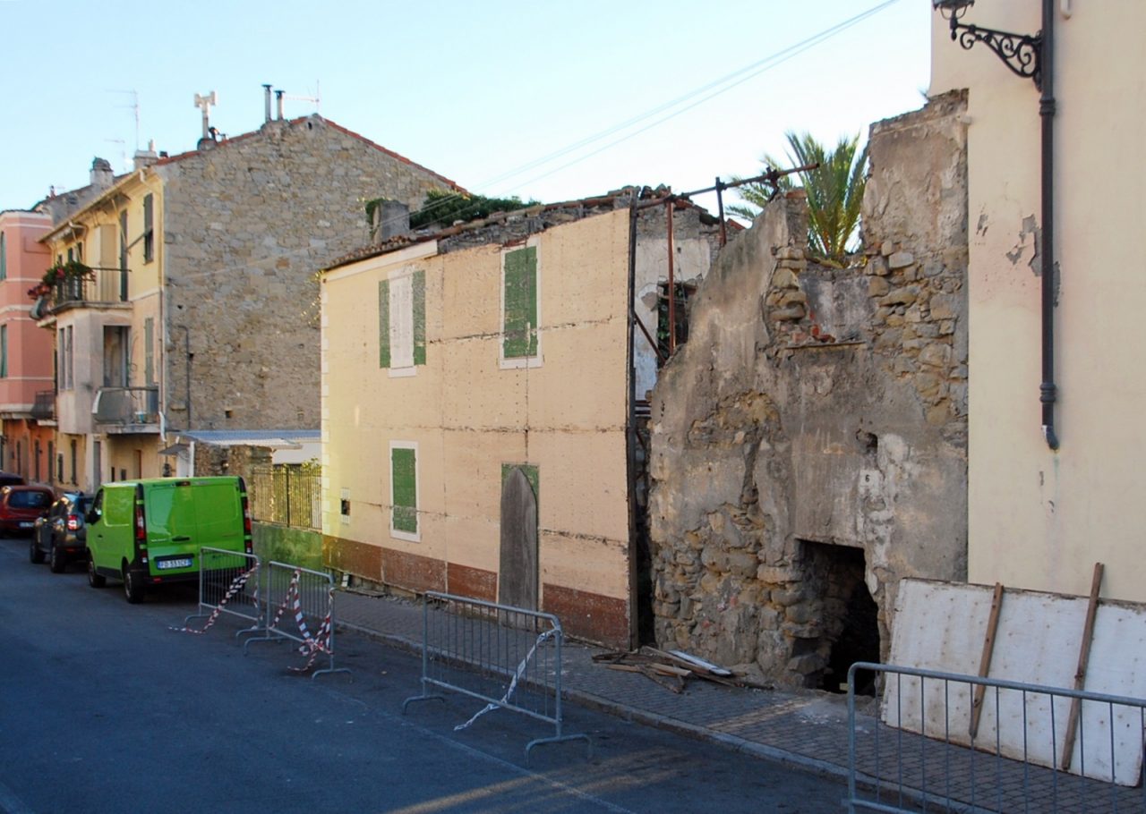 Bordighera: le forti raffiche di vento staccano parte della copertura in legno di un rudere