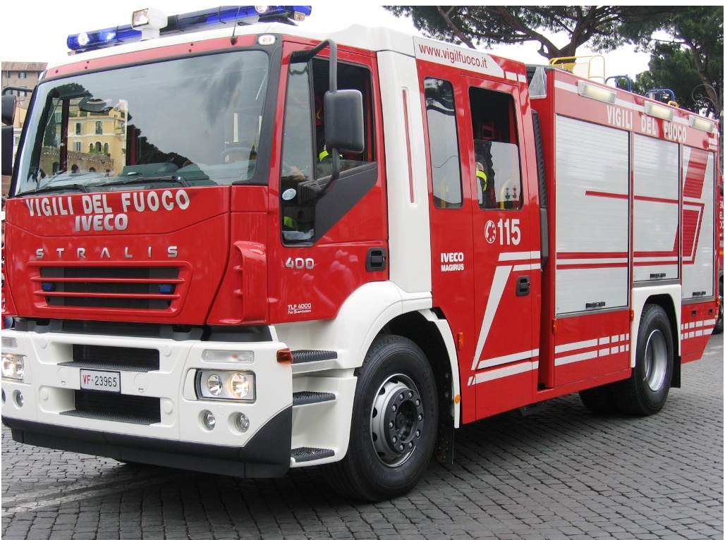 Brucia camion frigo che trasporta cozze: A10 chiusa per circa tre ore/ Traffico ripreso alle 8.10