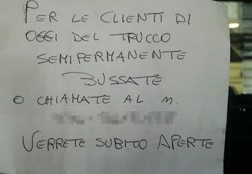 "Bussate e sarete aperte": invito o minaccia? L'ambiguo messaggio