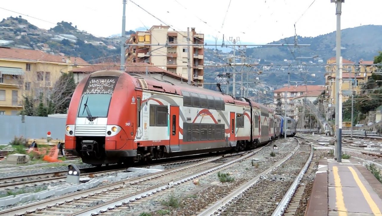 CADAVERE IN VIAGGIO DA VENTIMIGLIA A CANNES FOLGORATO SUL TETTO DI UN TRENO