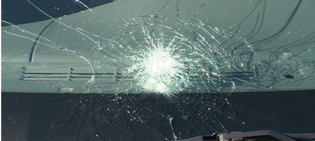 CALCIATORE DELLA SANREMESE INFRANGE IL PARABREZZA DELL’AUTO DEI CARABINIERI CON UNA PALLONATA