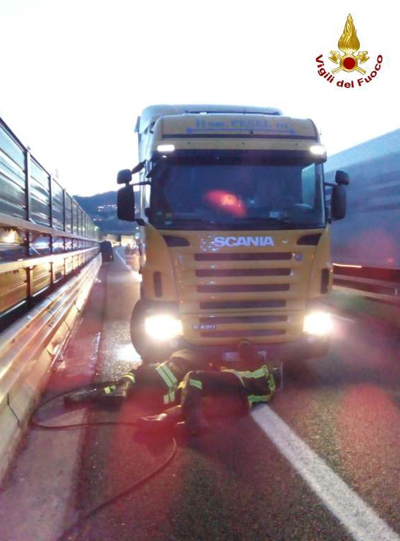 CAMION IN FIAMME ALL’ALTEZZA DI ALBISSOLA NEL SAVONESE/ A10 SENZA TREGUA