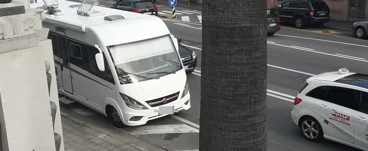 CAMPER IN PANNE IN CENTRO DI SANREMO: NON SI TROVA UN CARRO ATTREZZI PER RIMUOVERLO