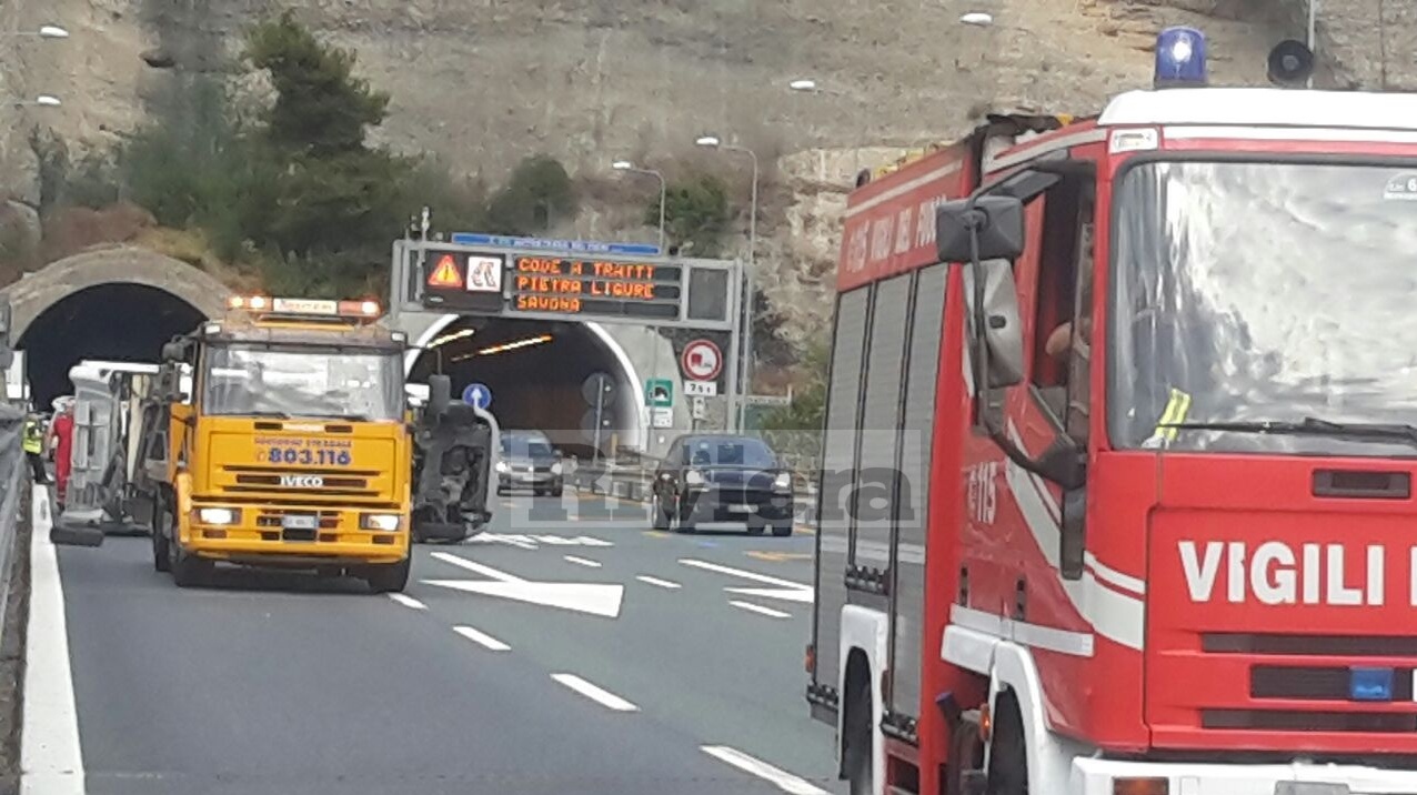VENTIMIGLIA: SCONTRO SULL’A10, SI RIBALTA UN FURGONE, 4 FERITI LIEVI/ RICOSTRUZIONE E FOTO