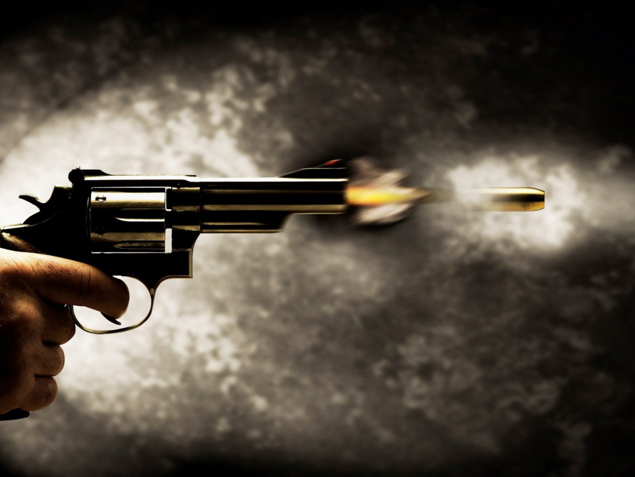 CAMPOROSSO: SORPRENDE I LADRI IN CASA E SPARA 2 COLPI DI PISTOLA IN ARIA