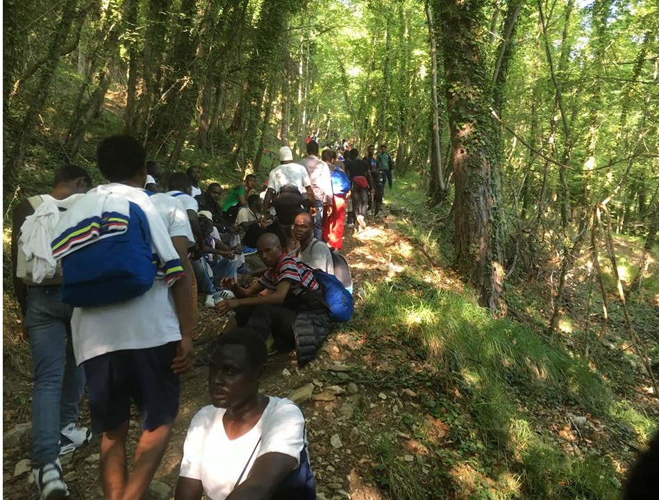 CAROVANA DI MIGRANTI A PIEDI DA BREIL A NIZZA: OGGI SONO RIPARTITI DA SOSPEL