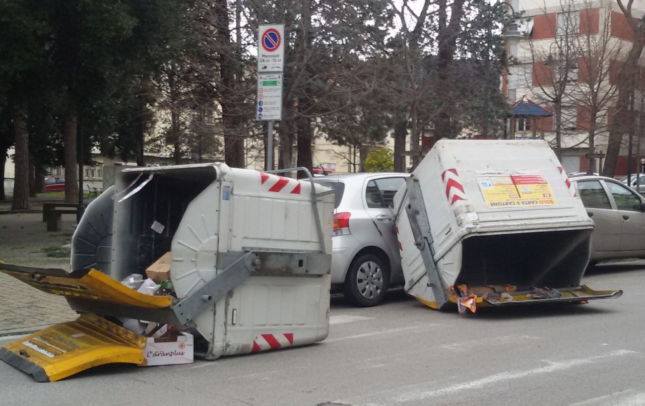 CASSONETTI CONTRO LE AUTO, FIAMME IN COLLINA: DISAGI PER IL FORTE VENTO IN PROVINCIA