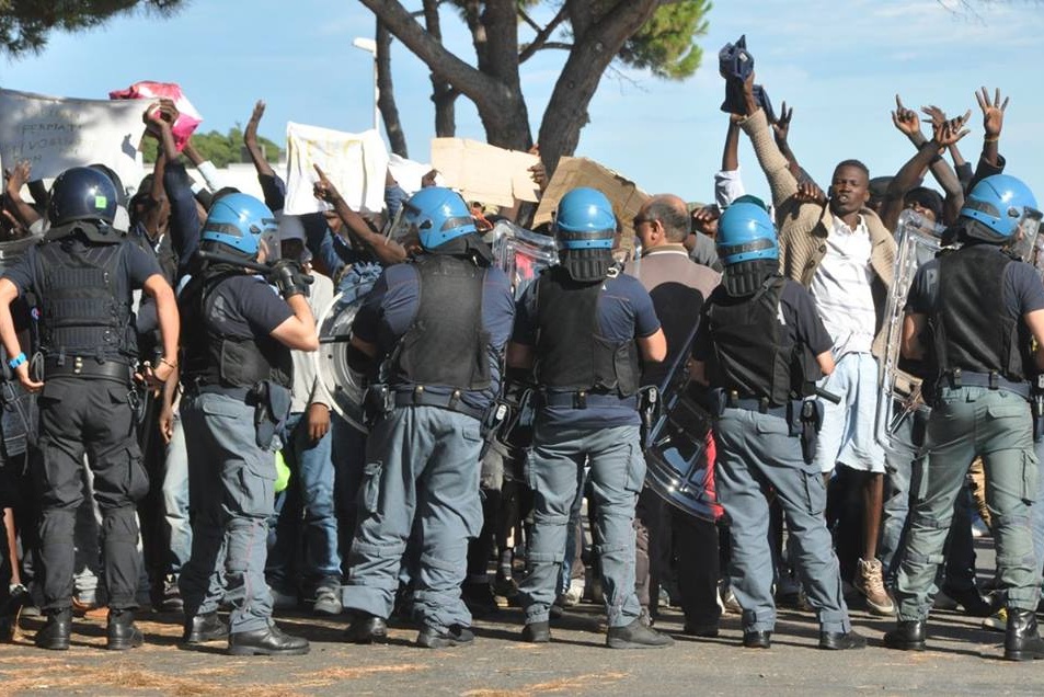 CENSURATO IL POLIZIOTTO CHE MANDA AFF… I MIGRANTI A VENTIMIGLIA/ A UNA MOSTRA DI TORINO